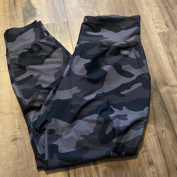 Old Navy Active 7/8 Length Joggers - Picture 3 of 5